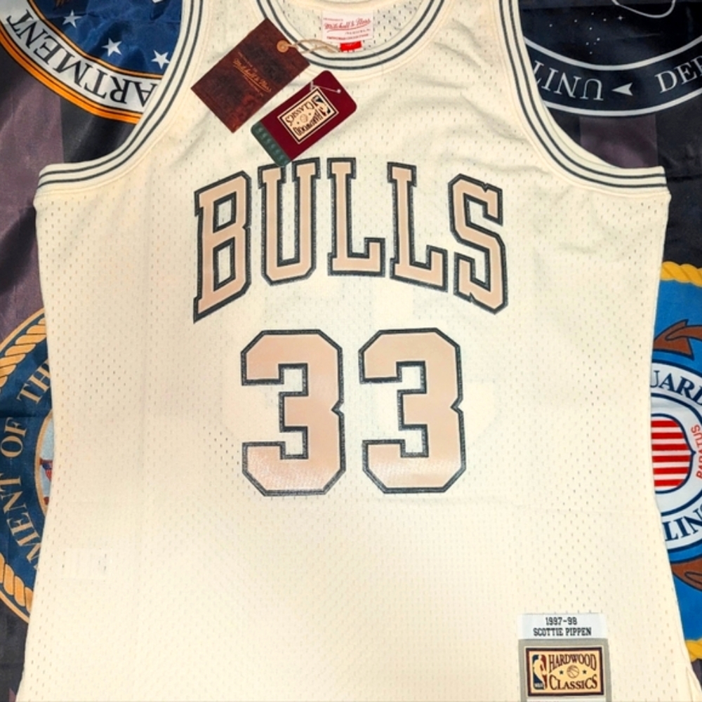 Scottie Pippen Chicago Bulls Swingman Jersey  Men's size Large.